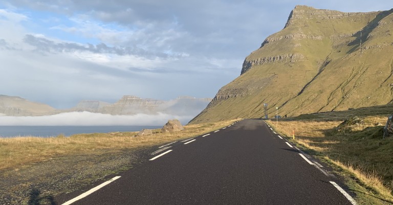 Gode veje og landeveje gør det nemmere at komme rundt på Færøerne