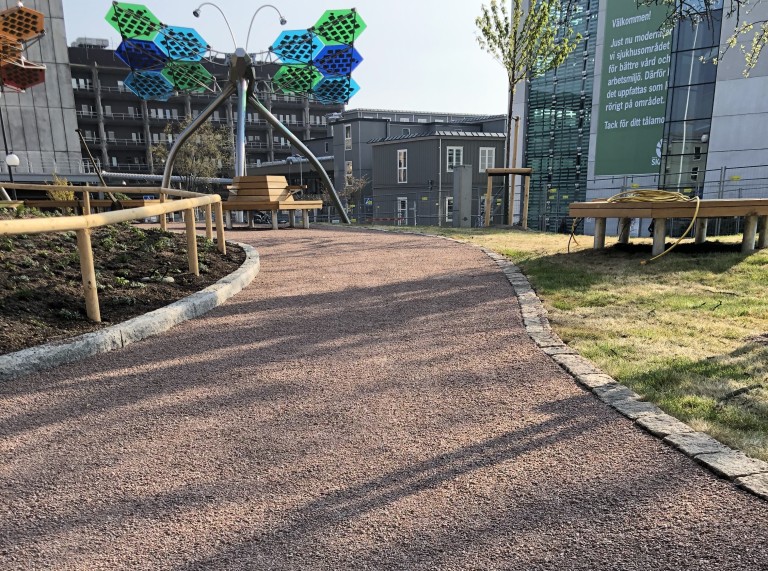 Flotte rødbrune belægninger til legeområde