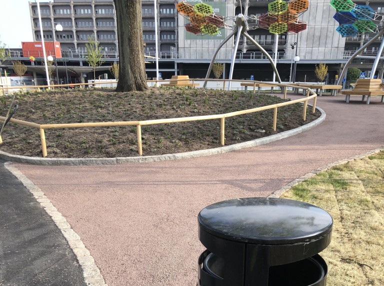 Legeområde med fast og jævn belægning