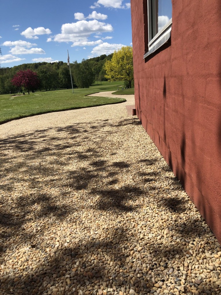 Golfklub har lys belægning på stier