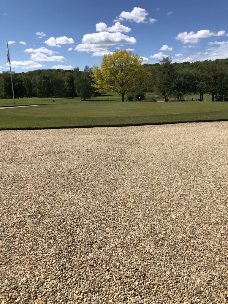 Golfklub med brede og elegante stier