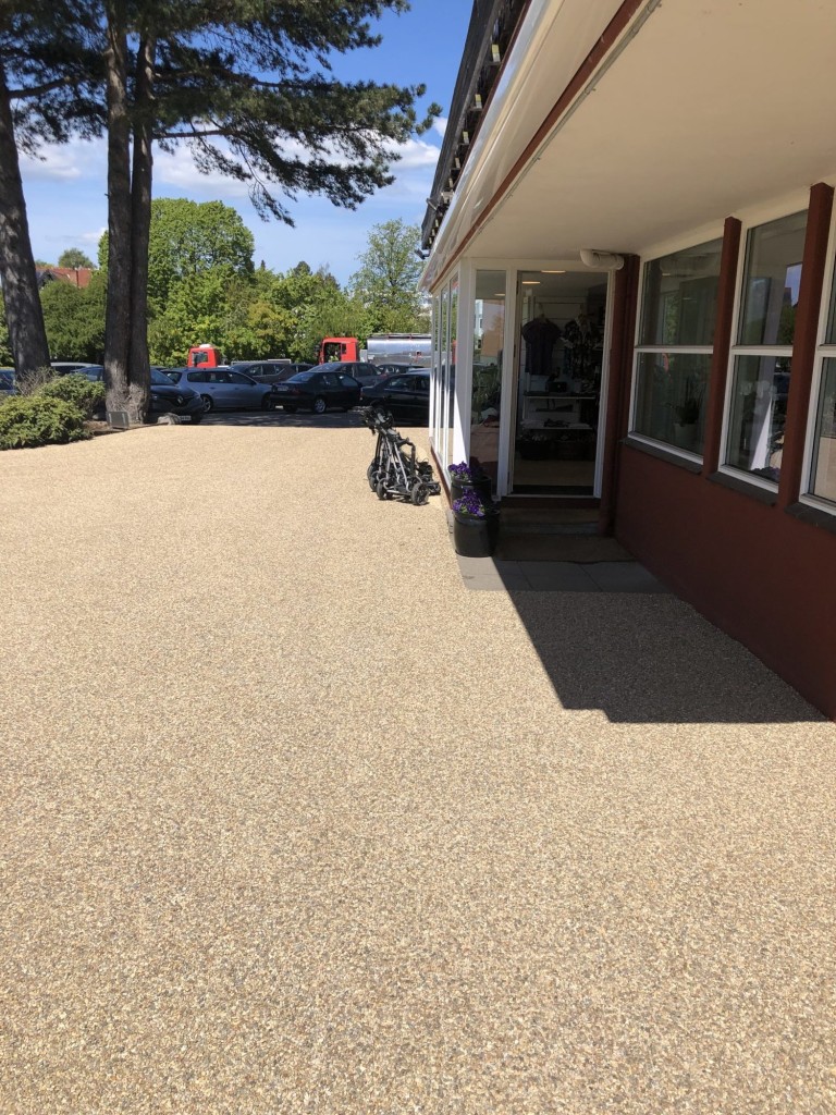 Lys belægning på stier ved golfklub
