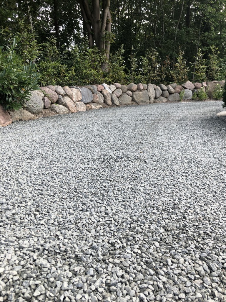 Gangstier ved kirke med flot belægning