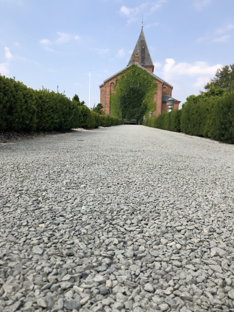 Flotte, faste gangstier ved kirke