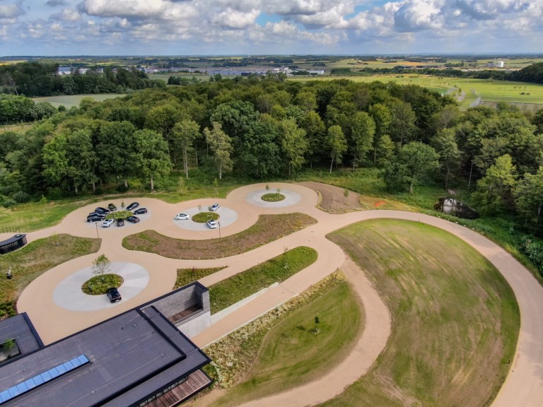 Virksomhed vælger miljøvenlig overfladebelægning på parkeringsplads
