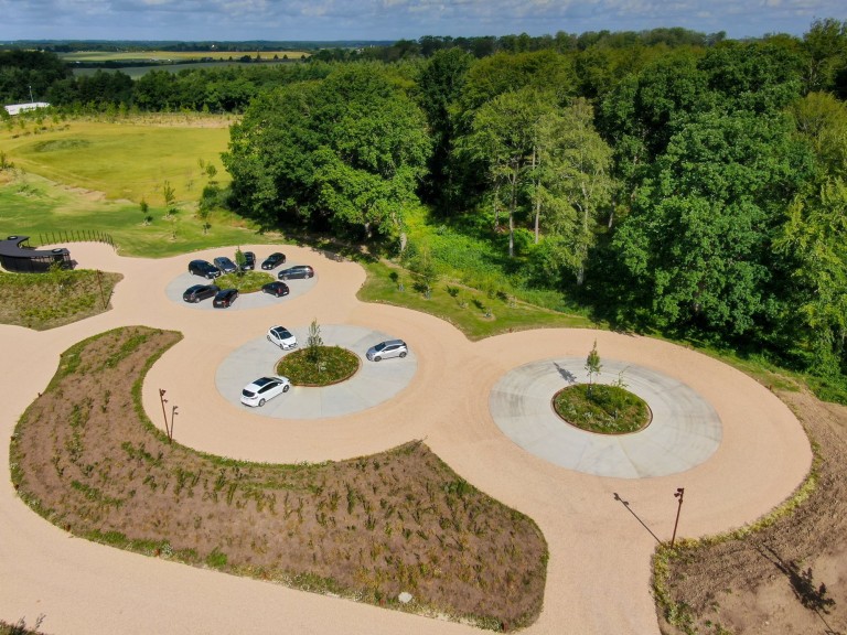 Miljøvenlig overfladebelægning på virksomheds parkeringsplads