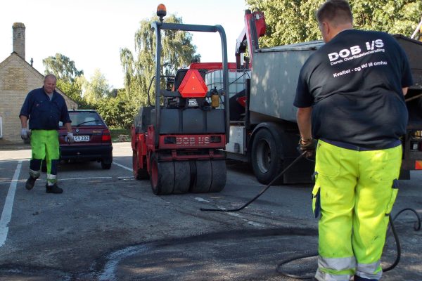 Få vedligeholdelse af veje og pladser udført af DOB