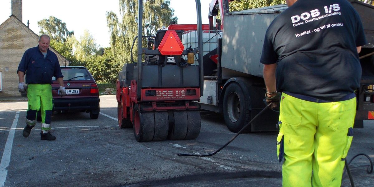 Få vedligeholdelse af veje og pladser udført af DOB