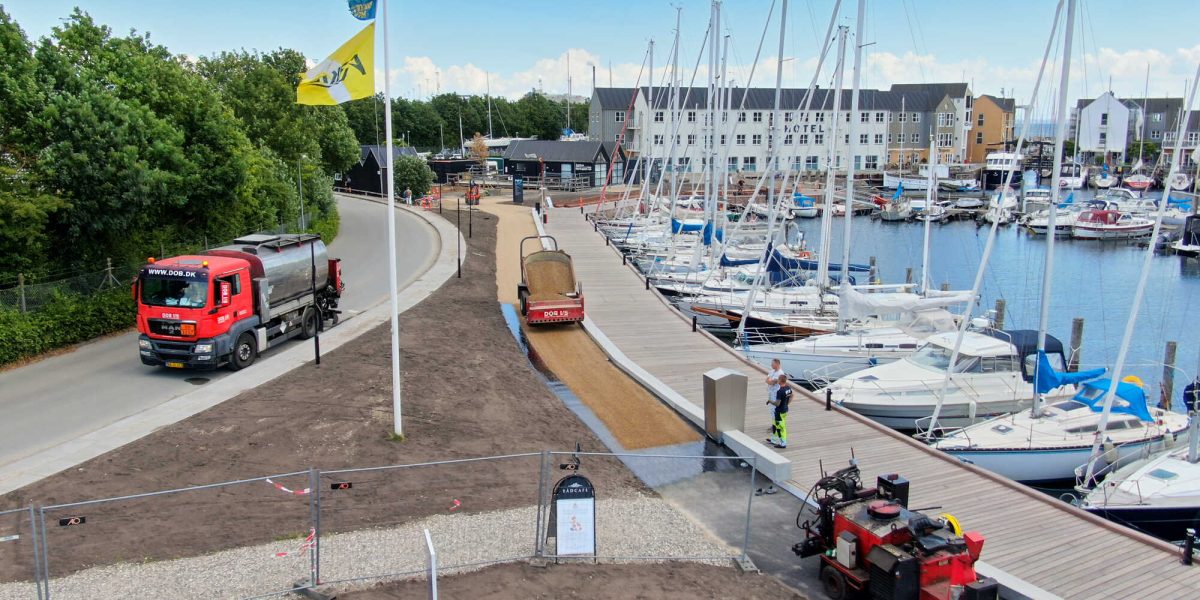 Ved lystbådehavn er overfladebelægning på sti blevet fornyet