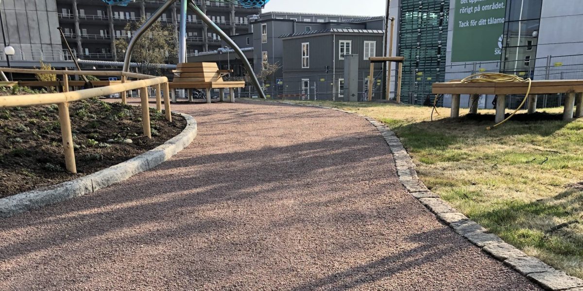 Flotte rødbrune belægninger til legeområde