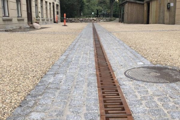Gårdmiljø i København med flot belægning